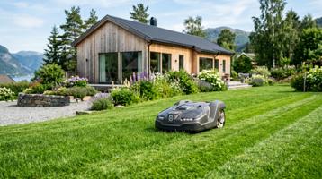 Robotgressklipper i toppklassen på en velstelt norsk hageplen