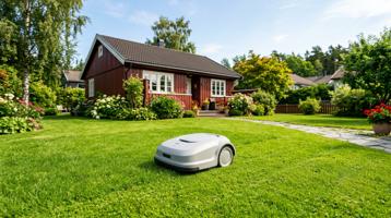 Rimelig robotgressklipper på en velholdt norsk eneboligplen