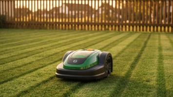 Bosch Indego robotgressklipper med systematiske klippespor på norsk plen