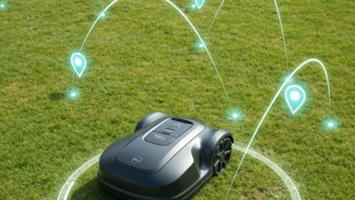 Robotgressklipper med GPS-navigasjon og signalbaner over en norsk hageplen